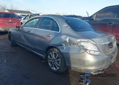 2015 Mercedes-Benz C 300 4Matic из США, поврежденный, VIN 55SWF4KBXFU028833